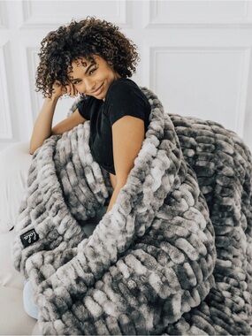 Lola Blankets/Plush Faux Fur Throw/Blanket/Smoky Skies/Size L/NEW! NIB! SEALED!!